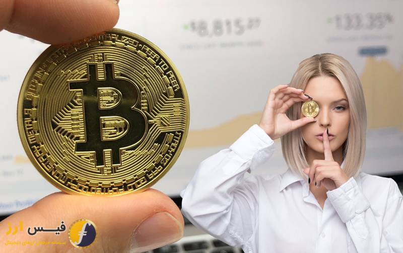 خانومی در حال نشان دادن سکه بیت کوین
